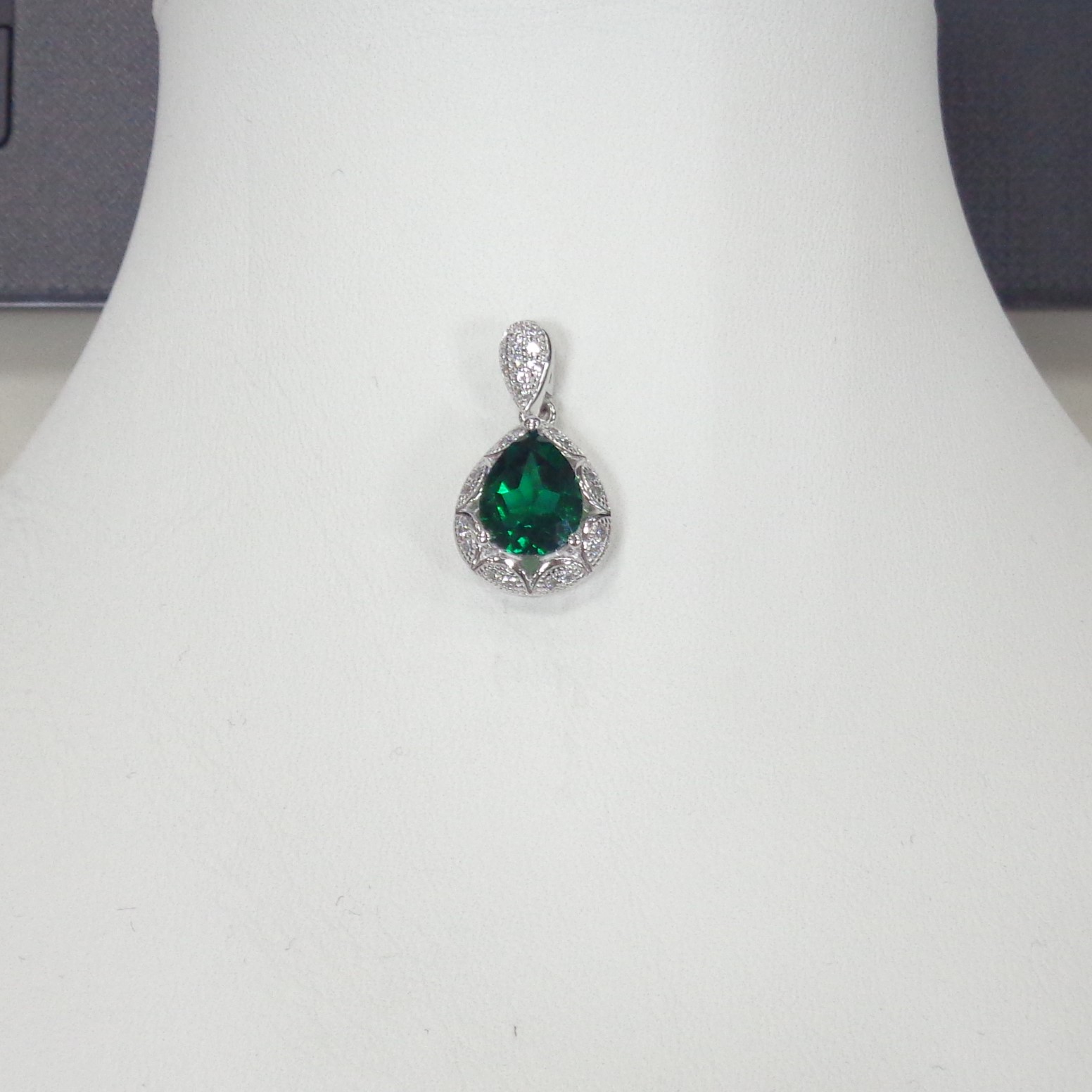 Серебряная подвеска с выращенным изумрудом